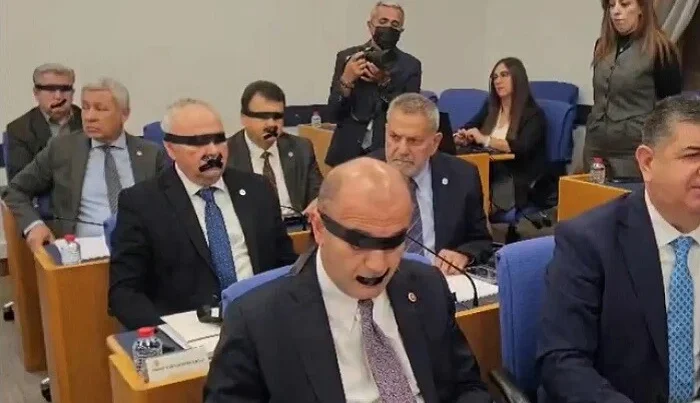 Türk deputatlar gözlərini və ağızlarını lentlə bağladılar – Video