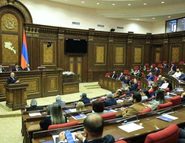 Ermənistan parlamentində deputatlar arasında əlbəyaxa dava düşüb – VİDEO