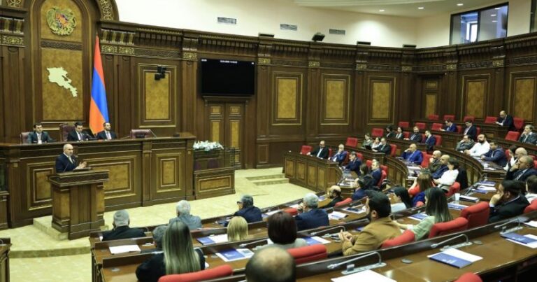 Ermənistan parlamentində deputatlar arasında əlbəyaxa dava düşüb – VİDEO