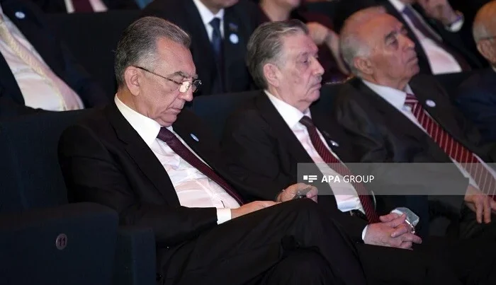 YAP-ın qurultayında mürgüləyənlər… – Foto