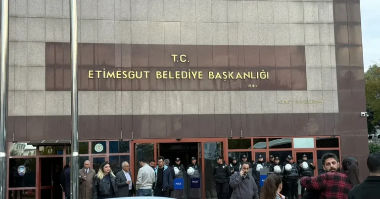 Türkiyədə iki məmur həbs edildi Türkiyədə iki məmur həbs edildi