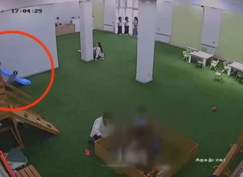 Bağçada nəzarətsiz qalan uşağın qolu qırıldı – Anbaan video
