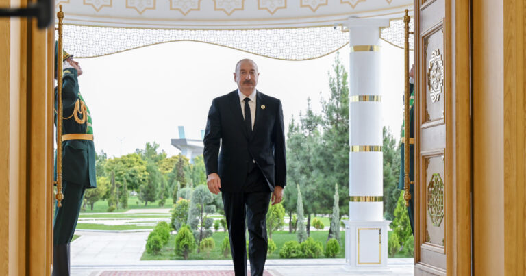 İlham Əliyev Türkmənbaşıda konsert proqramında – Video