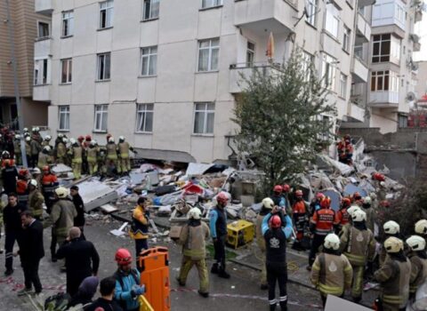 İstanbulda çökən binanın dağıntıları altından 1 nəfərin meyiti tapıldı, 3 nəfərin axtarışları davam edir