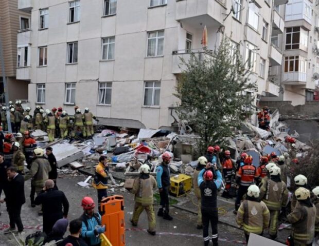 İstanbulda çökən binanın dağıntıları altından 1 nəfərin meyiti tapıldı, 3 nəfərin axtarışları davam edir