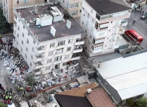 İstanbulda binanın çökməsi nəticəsində ölənlərin sayı artdı
