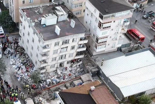 İstanbulda binanın çökməsi nəticəsində ölənlərin sayı artdı