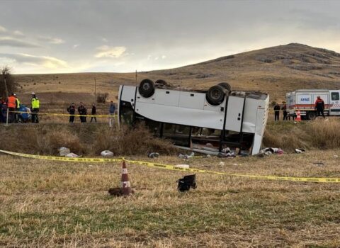 Türkiyədə mikroavtobus aşıb, 20-dən çox insan xəsarət alıb
