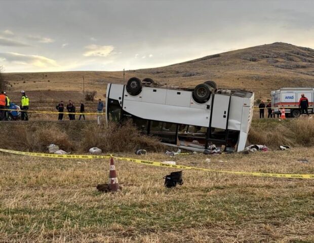 Türkiyədə mikroavtobus aşıb, 20-dən çox insan xəsarət alıb