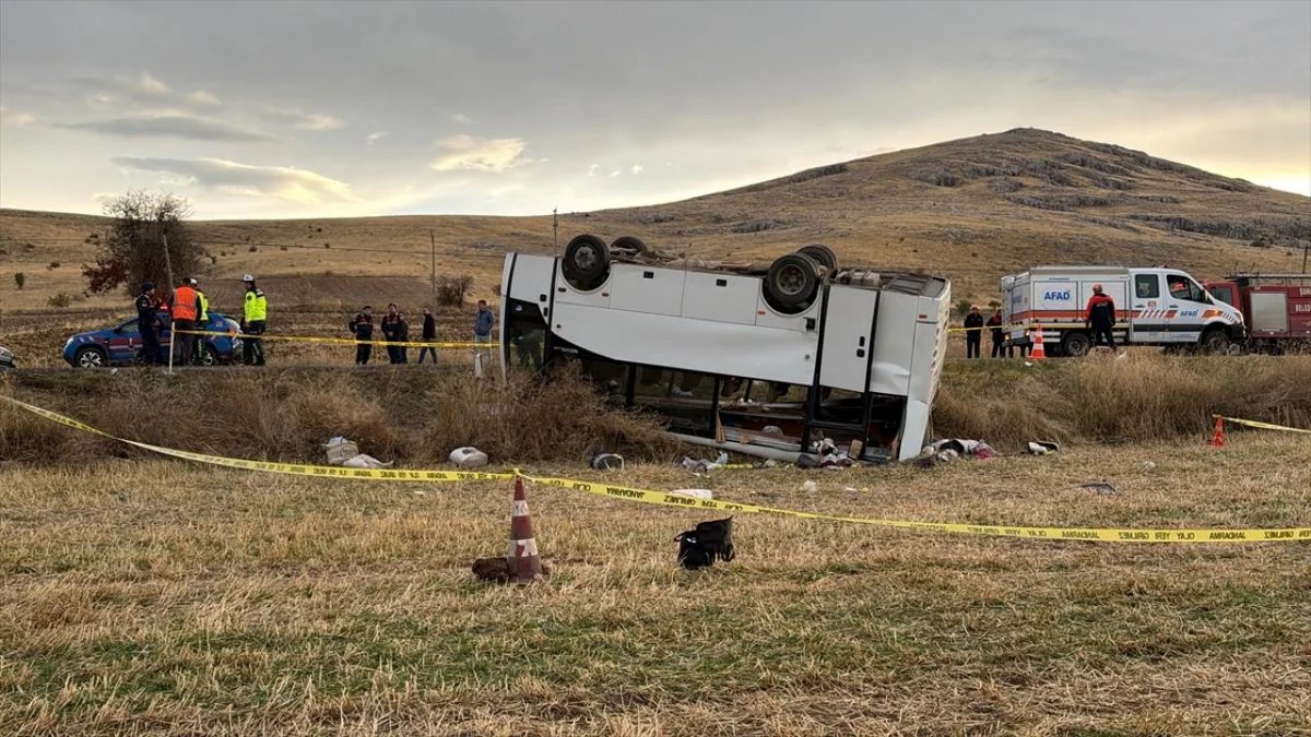 Türkiyədə mikroavtobus aşıb, 20-dən çox insan xəsarət alıb | KONKRET xəbəri üçün şəkil