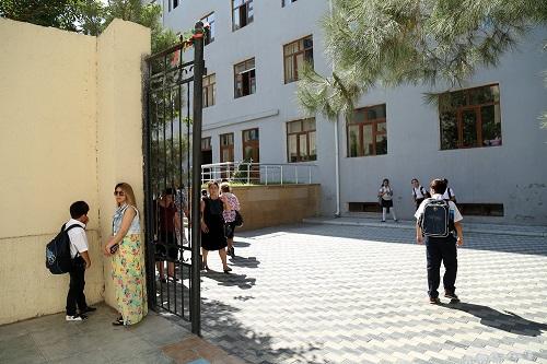 Məktəbin qarşısında uşaqları konfetlə zəhərləyirlər?