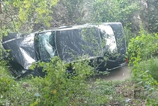 Biləsuvarda “Mersedes” aşdı: 1 ölü, 1 yaralı