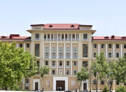 COVID-19 xəstələrinə yardım göstərən tibb işçilərinin əməkhaqlarına əlavənin müddəti uzadılıb