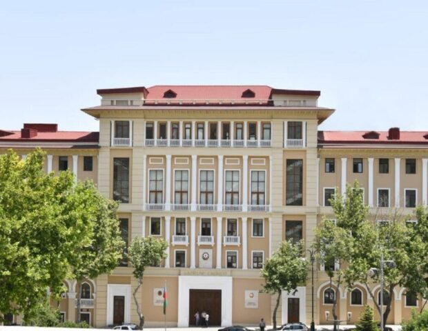 COVID-19 xəstələrinə yardım göstərən tibb işçilərinin əməkhaqlarına əlavənin müddəti uzadılıb