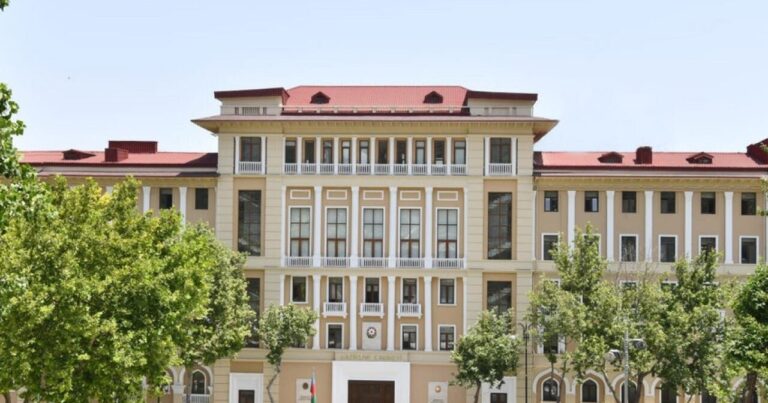 COVID-19 xəstələrinə yardım göstərən tibb işçilərinin əməkhaqlarına əlavənin müddəti uzadılıb