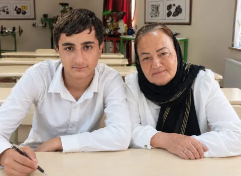 63 yaşlı nənə 16 yaşlı nəvəsi ilə eyni liseydə oxuyur – FOTOLAR