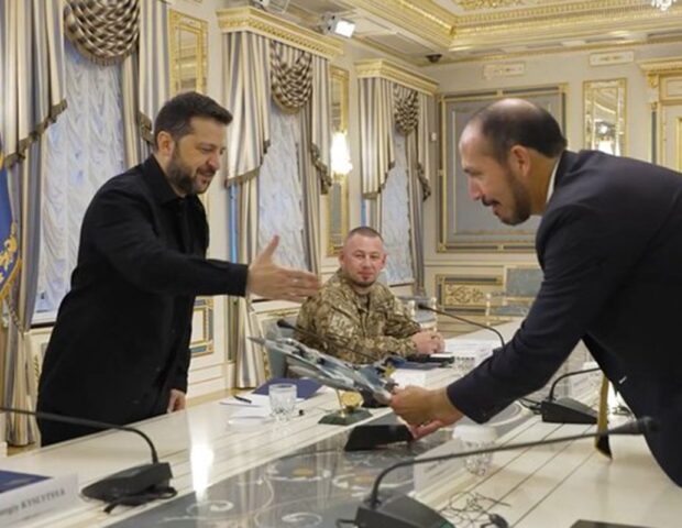 Zelenskiyə oyuncaq təyyarə hədiyyə etdi
