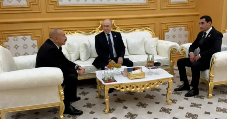 Əliyev Putin və Berdiməhəmmədovla görüşdü Əliyev Putin və Berdiməhəmmədovla görüşdü