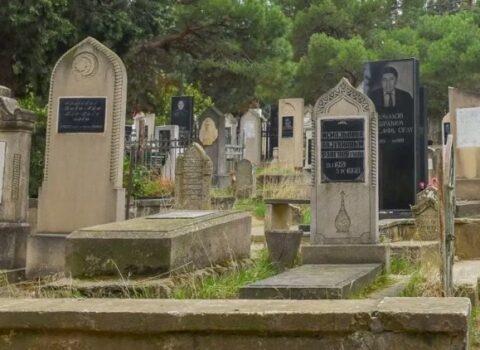 Ölümündən əvvəl özünə başdaşı sifariş edibmiş
