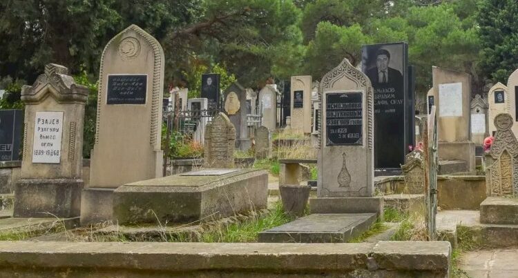 Ölümündən əvvəl özünə başdaşı sifariş edibmiş