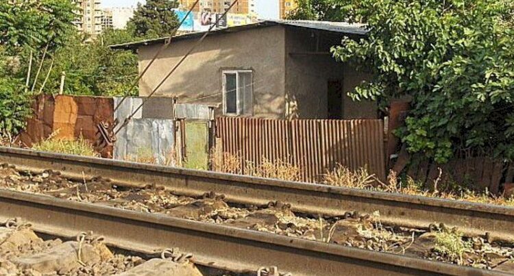 Dəmir yolu ətrafındakı evlər sökülür – Kompensasiya verilir