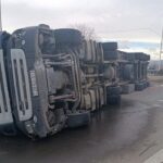 Yük maşını aşdı, yol bağlandı