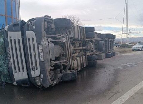 Yük maşını aşdı, yol bağlandı
