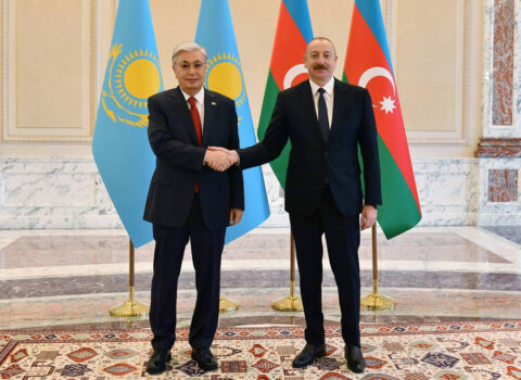 İlham Əliyev Tokayevi təbrik etdi