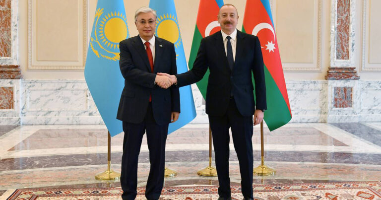 İlham Əliyev Tokayevi təbrik etdi