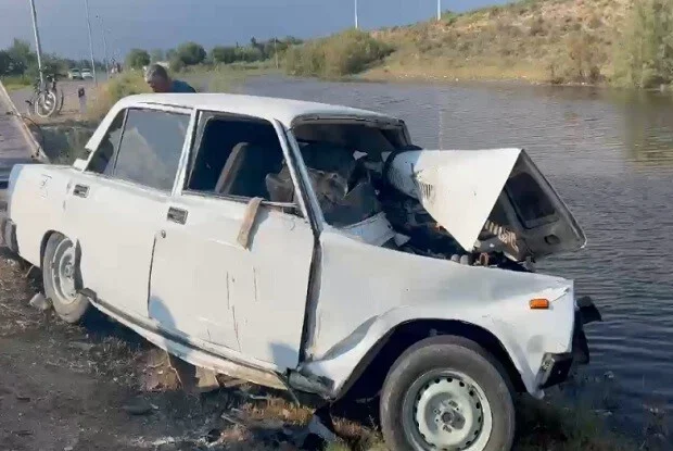 Maşını elektrik dirəyinə çırpan sürücünü tok vurub öldürdü