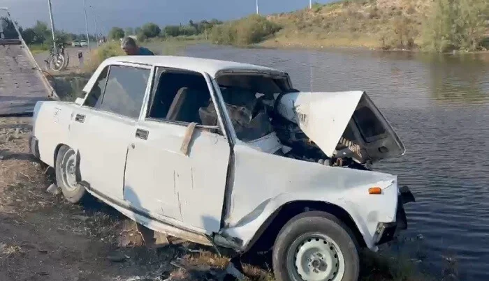 Maşını elektrik dirəyinə çırpan sürücünü tok vurub öldürdü Maşını elektrik dirəyinə çırpan sürücünü tok vurub öldürdü