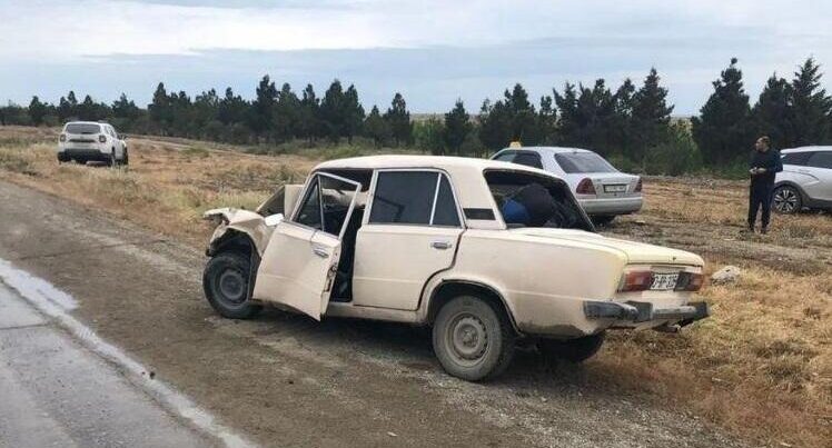 BMV VAZ-la toqquşdu: 1 ölü, 4 yaralı