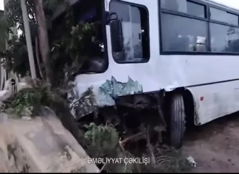 Bakıda avtobus qəzası: sürücü belə xilas edildi – VİDEO