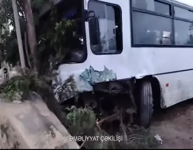 Bakıda avtobus qəzası: sürücü belə xilas edildi – VİDEO