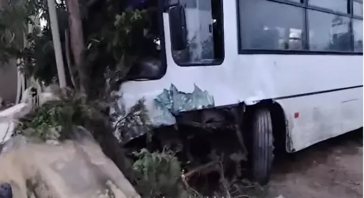 Bakıda avtobus qəzası: sürücü belə xilas edildi – VİDEO